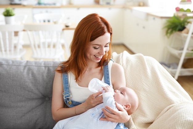 Un retrato de la hermosa madre con su bebé.