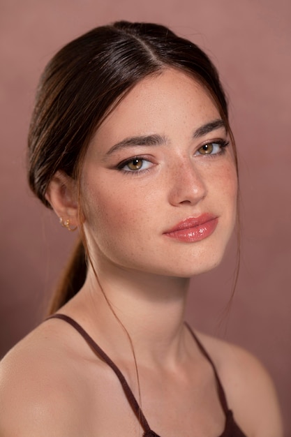 Retrato de hermosa modelo femenina con maquillaje natural