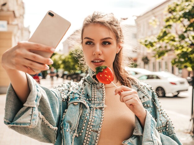 Retrato de hermosa modelo linda en ropa de chaqueta de jeans de verano hipster