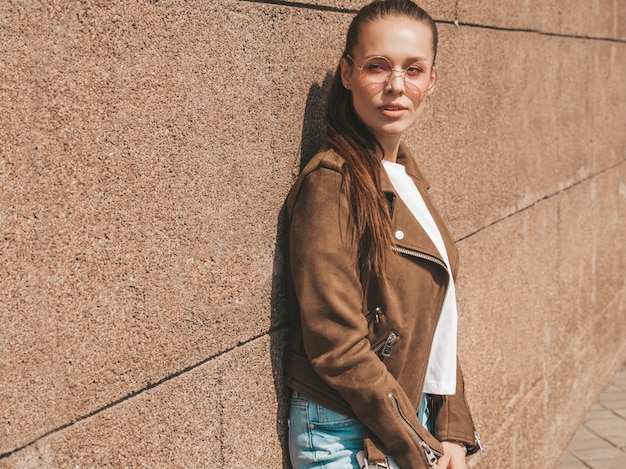 Retrato de la hermosa modelo morena vestida con ropa de verano hipster chaqueta