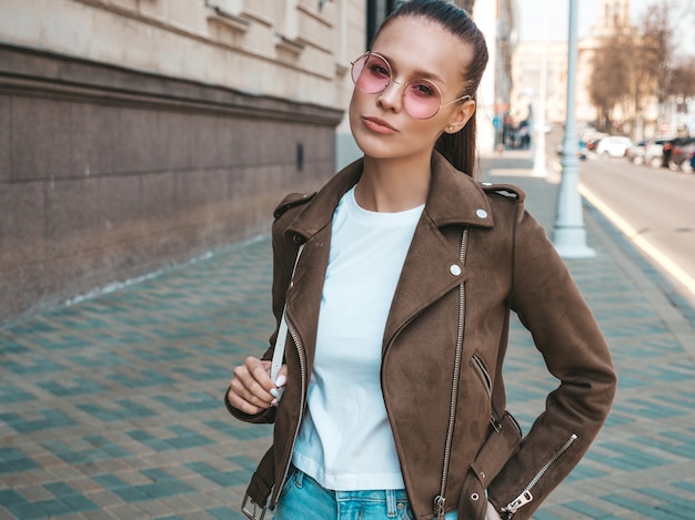 Retrato de la hermosa modelo morena vestida con ropa de verano hipster chaqueta