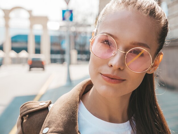 Retrato de la hermosa modelo morena vestida con ropa de verano hipster chaqueta