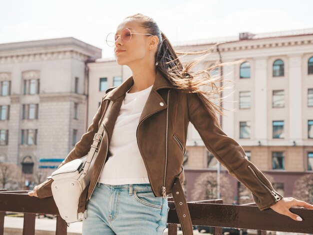 Retrato de la hermosa modelo morena vestida con ropa de verano hipster chaqueta