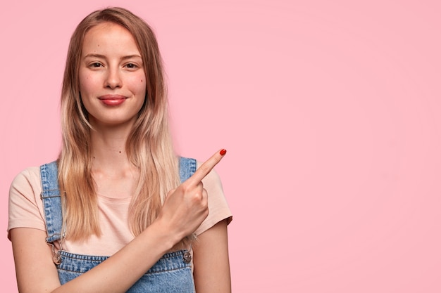 Retrato de hermosa modelo de mujer joven con expresión positiva