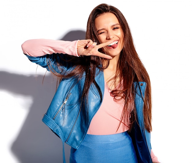 Foto gratuita retrato de la hermosa modelo de mujer morena caucásica sonriente en ropa elegante de verano rosa y azul brillante aislado sobre fondo blanco