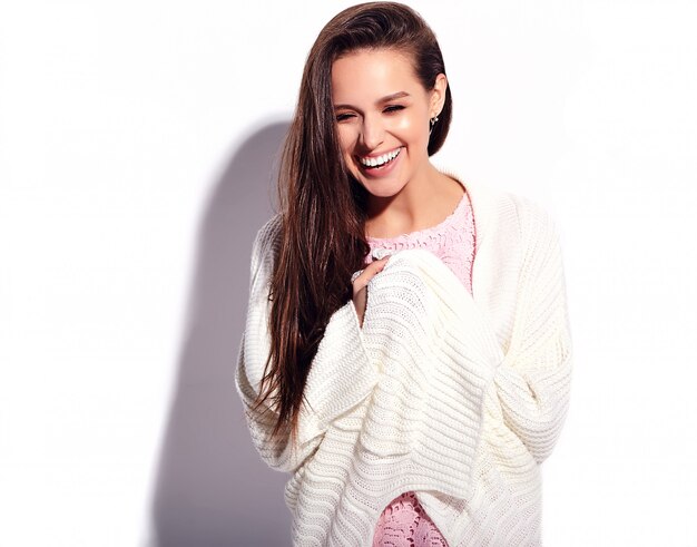 Retrato de la hermosa modelo de mujer morena caucásica sonriente en verano rosa brillante vestido elegante aislado sobre fondo blanco.