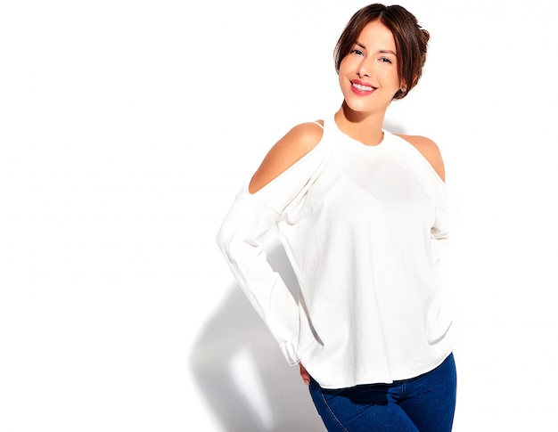 Retrato de la hermosa modelo de mujer morena linda sonriente en ropa casual de verano sin maquillaje aislado en blanco