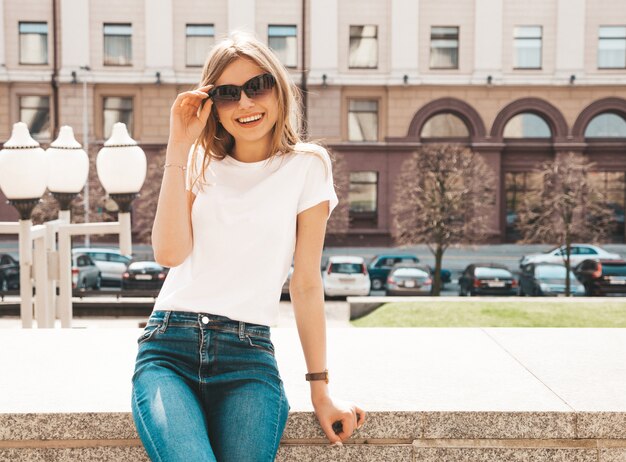 Retrato de la hermosa modelo rubia sonriente vestida con ropa hipster de verano.