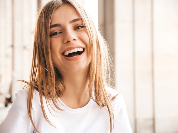 Foto gratuita retrato de la hermosa modelo rubia sonriente vestida con ropa hipster de verano.