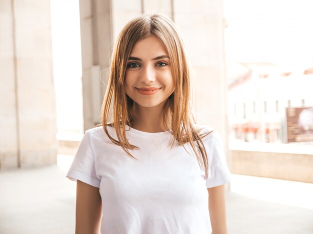 Retrato de la hermosa modelo rubia vestida con ropa hipster de verano.