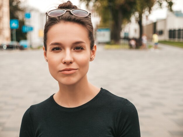 Retrato de hermosa modelo sonriente vestida con ropa de verano. Chica de moda posando en la calle. Mujer divertida y positiva divirtiéndose