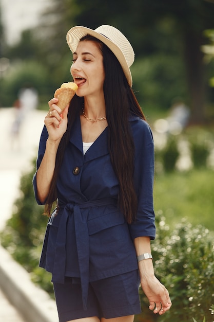 Foto gratuita retrato de hermosa morena. modelo en ciudad de verano. mujer con sombrero de paja.