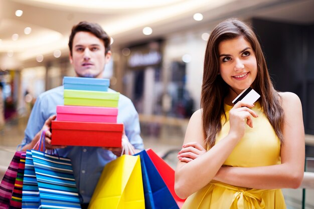 Retrato de una hermosa mujer adicta a las compras