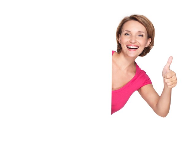 Retrato de una hermosa mujer adulta feliz con pancarta que muestra el signo de los pulgares para arriba