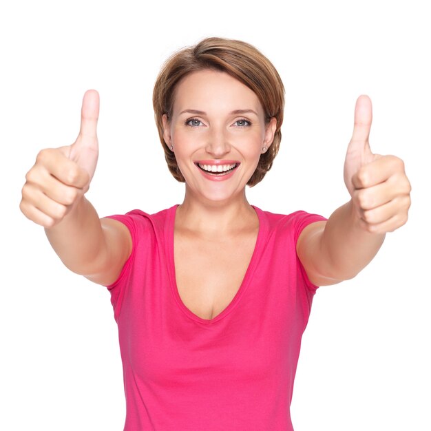 Retrato de una hermosa mujer adulta feliz con Thumbs up sign sobre espacio en blanco