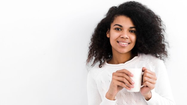 Retrato de hermosa mujer adulta sonriendo