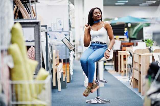 Retrato de una hermosa mujer afroamericana sentada en la tienda