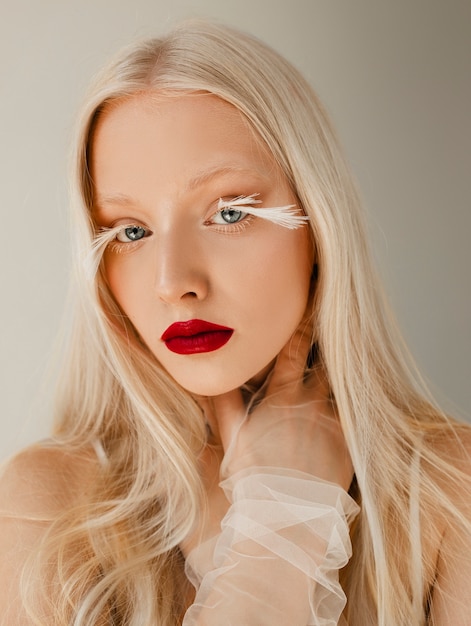 Foto gratuita retrato de hermosa mujer albina con plumas como pestañas