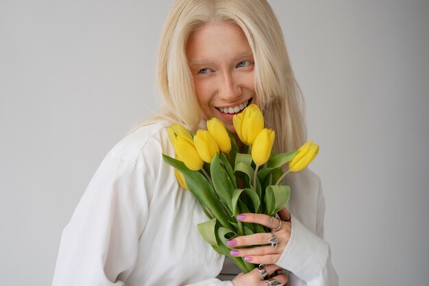 Retrato de hermosa mujer albina