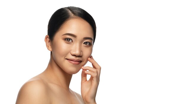 Retrato de hermosa mujer asiática aislada sobre fondo blanco de estudio cuidado de la piel de moda de belleza