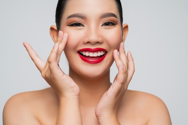 Retrato de hermosa mujer asiática con cabello negro y labios rojos