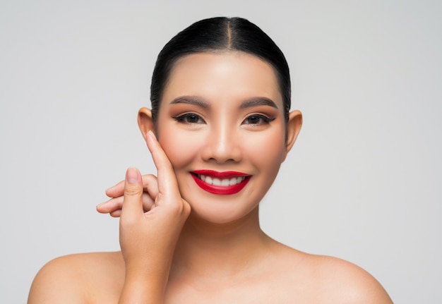 Retrato de hermosa mujer asiática con cabello negro y labios rojos