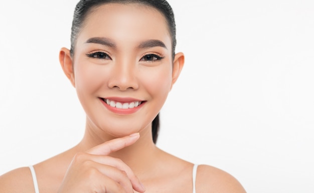 Retrato de hermosa mujer asiática con cabello negro y labios rosados