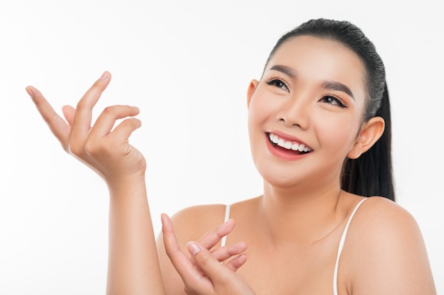 Retrato de hermosa mujer asiática con cabello negro y labios rosados