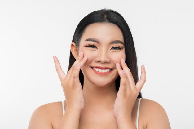 Retrato de hermosa mujer asiática con cabello negro y labios rosados