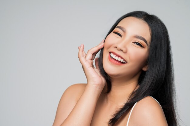 Retrato de hermosa mujer asiática con cabello negro y labios rosados