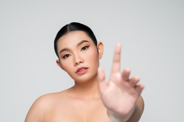 Retrato de hermosa mujer asiática con cabello negro y labios rosados