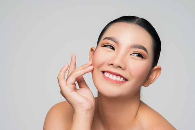 Retrato de hermosa mujer asiática con cabello negro y labios rosados