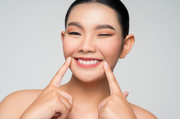 Retrato de hermosa mujer asiática con cabello negro y labios rosados