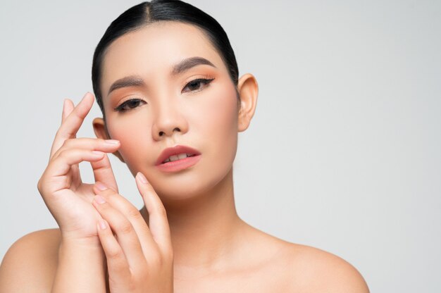 Retrato de hermosa mujer asiática con cabello negro y labios rosados