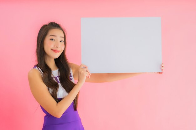 Retrato hermosa mujer asiática joven animadora sonrisa mostrar pizarra vacía