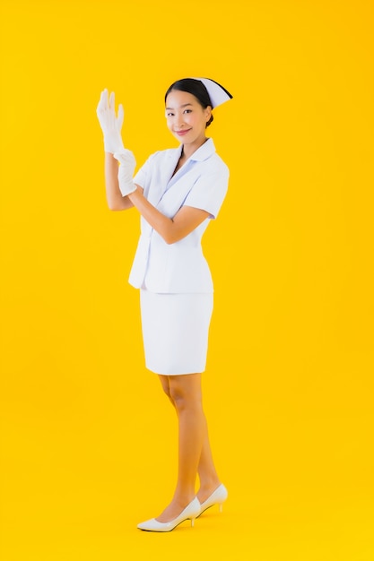 Retrato hermosa mujer asiática joven enfermera tailandesa desgaste guante