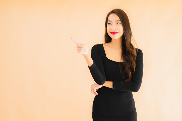 Retrato hermosa mujer asiática joven feliz sonrisa en acción