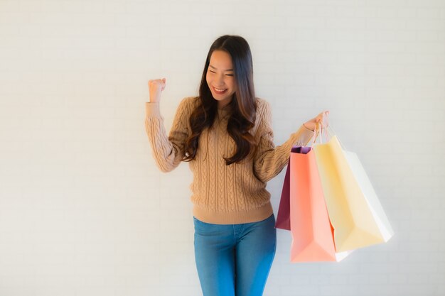 Retrato hermosa mujer asiática joven feliz sonrisa con bolsa de compras