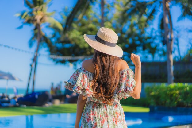 Retrato hermosa mujer asiática joven feliz sonrisa relajarse alrededor de la playa tropical mar océano