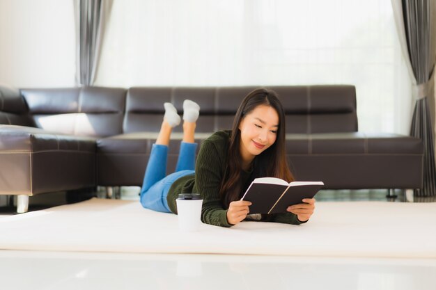 Retrato hermosa mujer asiática joven leer libro