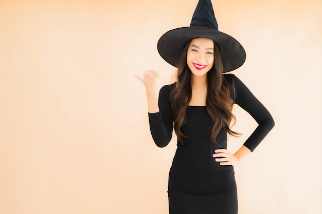 Retrato hermosa mujer asiática joven llevar disfraz de halloween