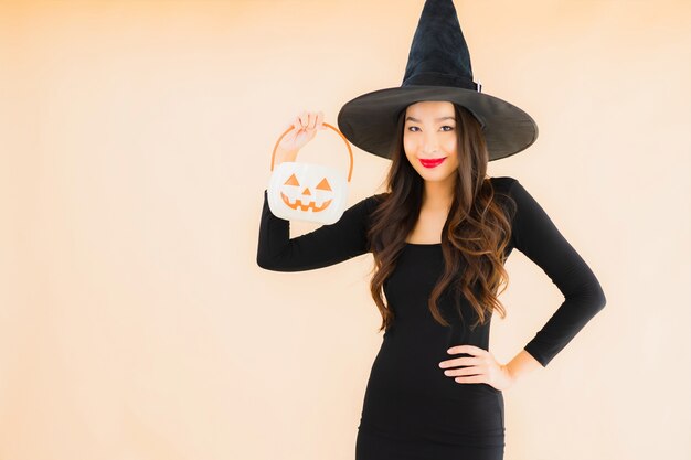 Retrato hermosa mujer asiática joven llevar disfraz de halloween