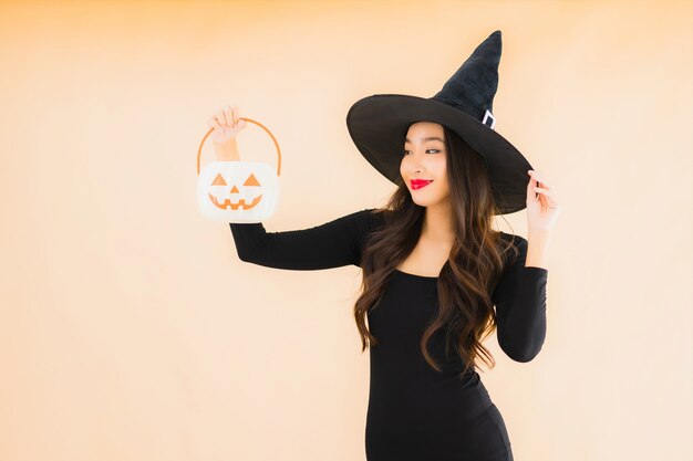 Retrato hermosa mujer asiática joven llevar disfraz de halloween