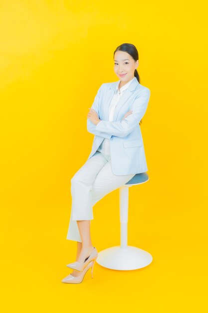 Retrato hermosa mujer asiática joven sonrisa con acción en amarillo