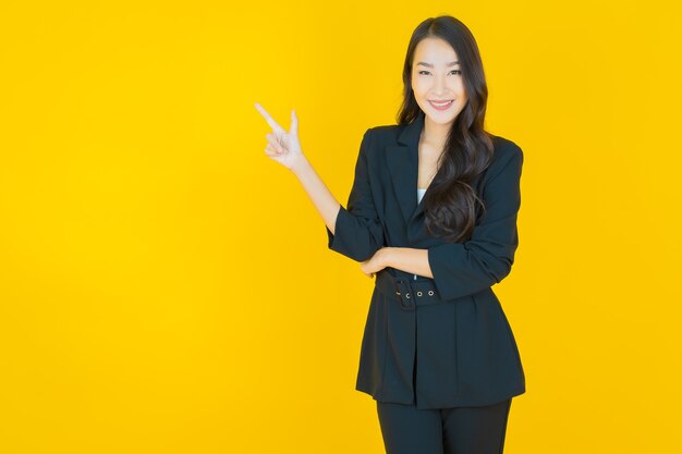 Retrato hermosa mujer asiática joven sonrisa con acción en amarillo