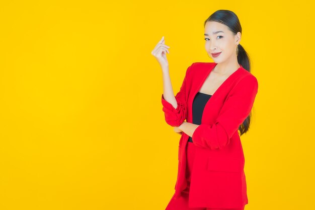 Retrato hermosa mujer asiática joven sonrisa con acción en amarillo