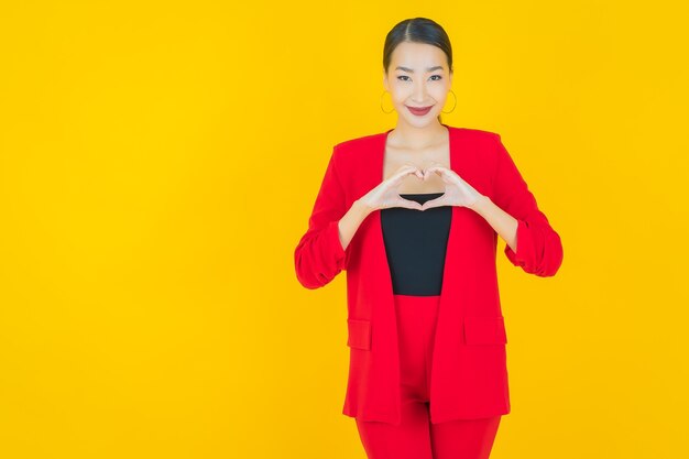 Retrato hermosa mujer asiática joven sonrisa con acción en amarillo