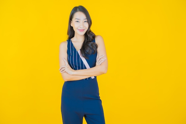 Retrato hermosa mujer asiática joven sonrisa en amarillo