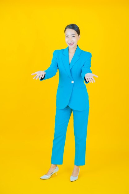 Retrato hermosa mujer asiática joven sonrisa en amarillo