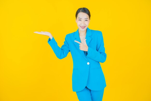 Retrato hermosa mujer asiática joven sonrisa en amarillo